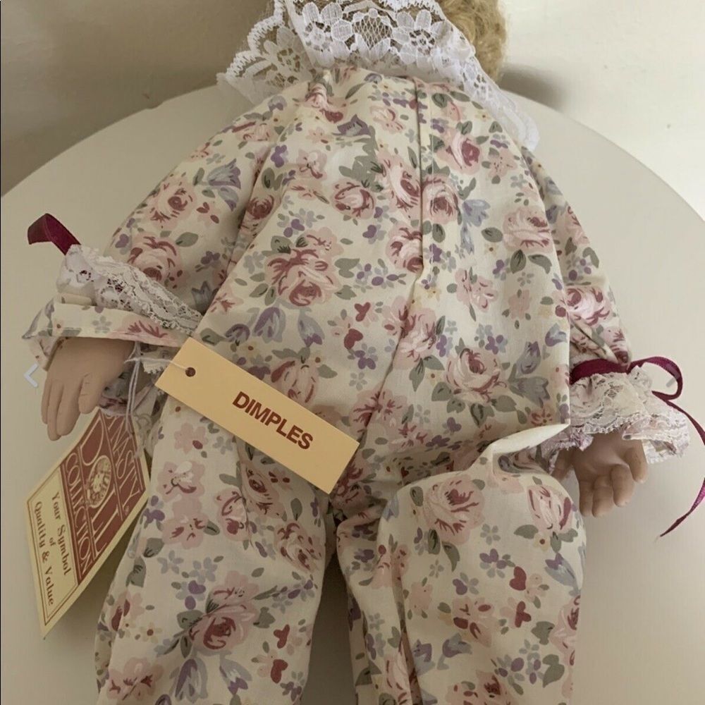 DYNASTY DOLL ‘DIMPLES’ with stand - Picture 5 of 5